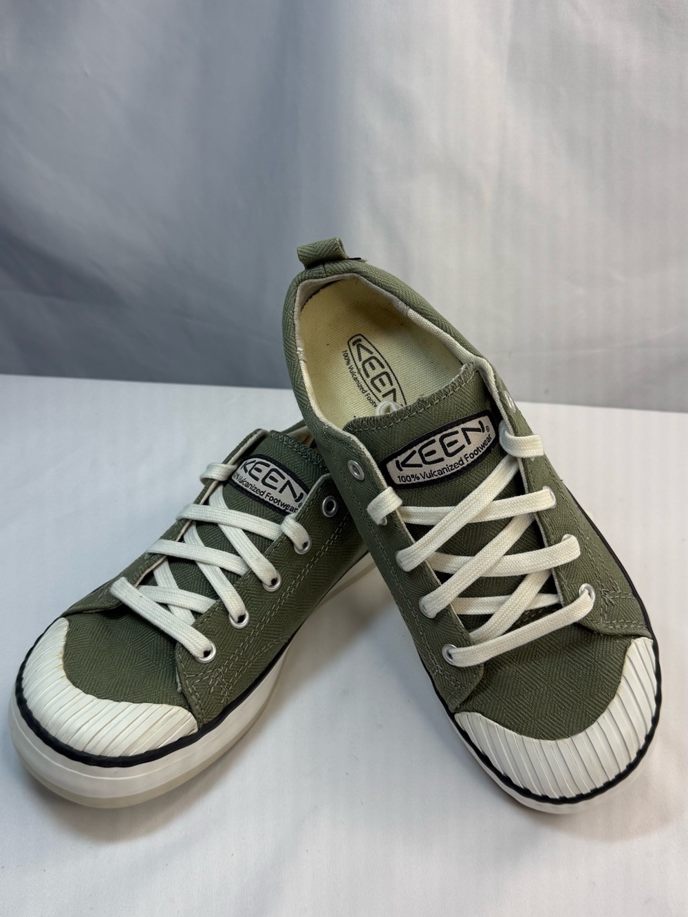 KEEN Elsa Low-Top Canvas Sneakers w/ White Accents Olive Green Womens 7.5 EUC LN